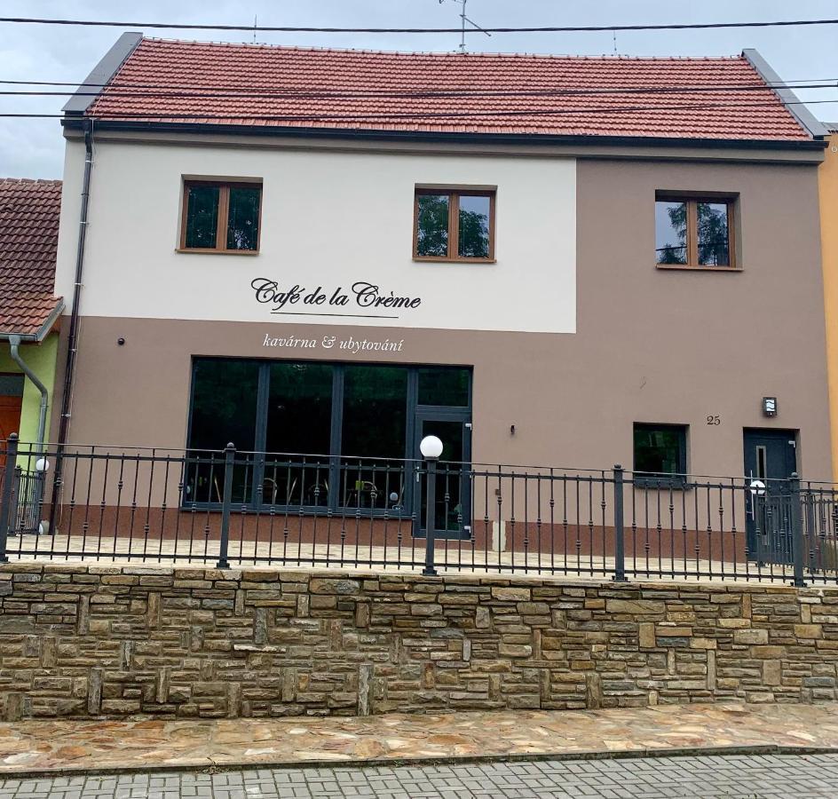 Cafe De La Creme Hotel Kuzelov Buitenkant foto