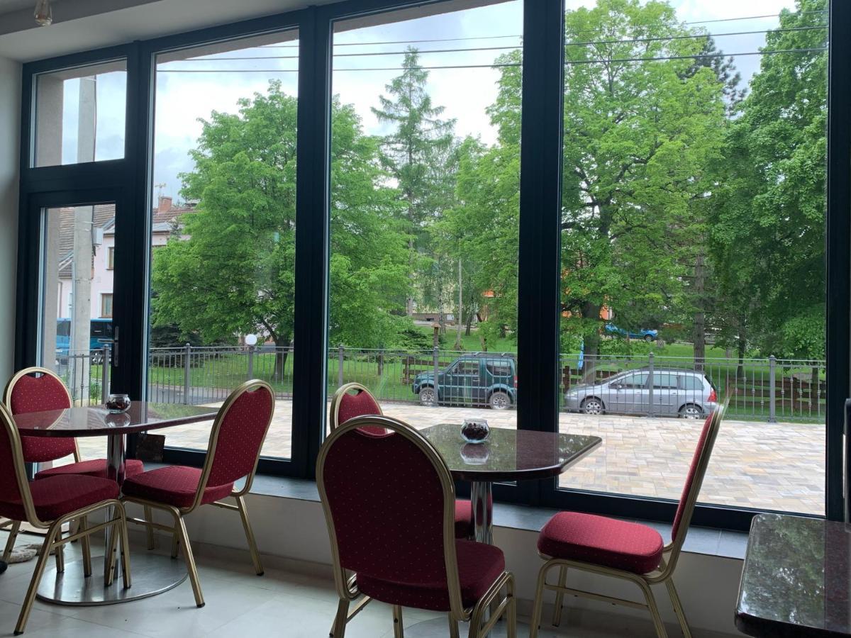 Cafe De La Creme Hotel Kuzelov Buitenkant foto