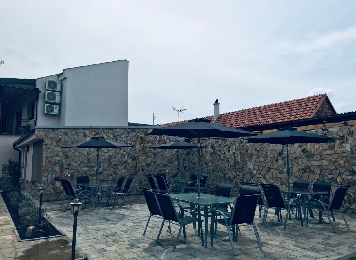 Cafe De La Creme Hotel Kuzelov Buitenkant foto