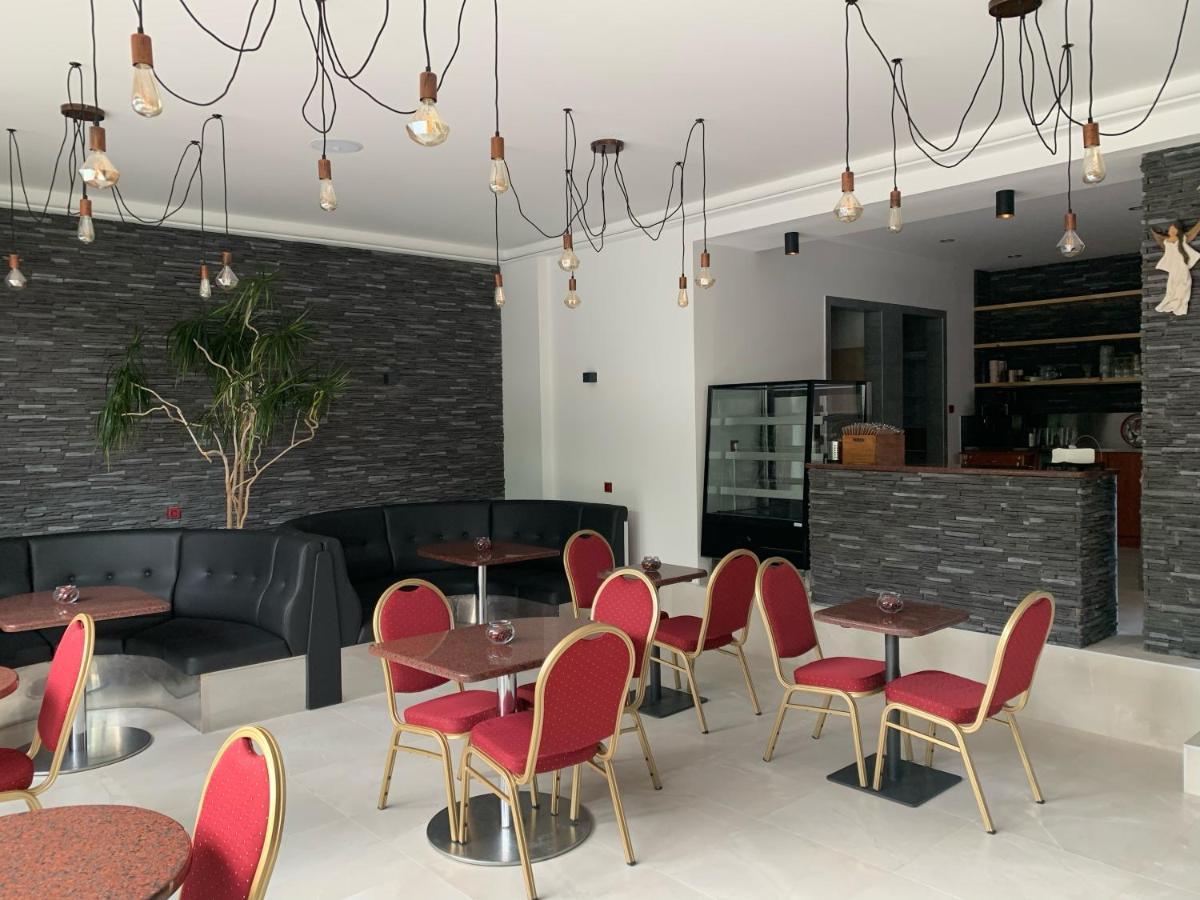 Cafe De La Creme Hotel Kuzelov Buitenkant foto