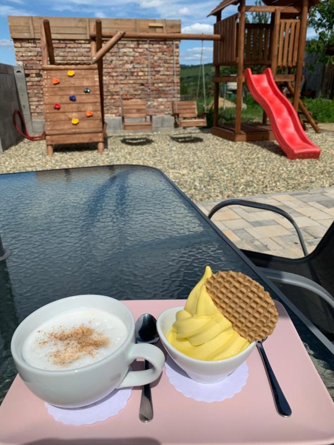 Cafe De La Creme Hotel Kuzelov Buitenkant foto